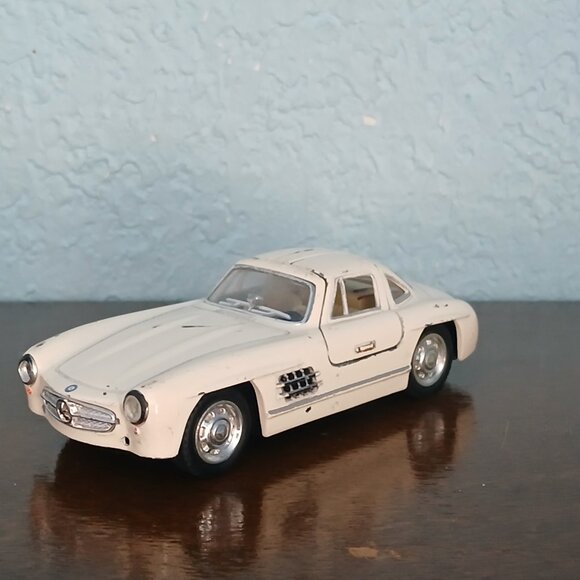 1964 MERCEDES-BENZ 300SL Scale 1/36 Cream PULL N GO KINSMART - Picture 1 of 8